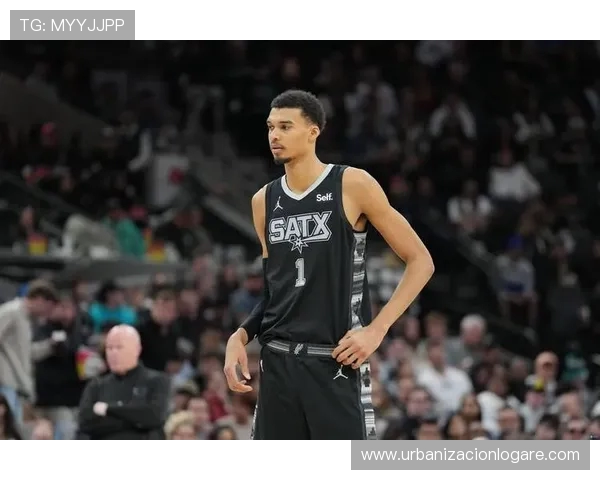 哈珀助攻文班亚马空接暴扣打成2加1马刺仍落后爵士11分奋起追赶